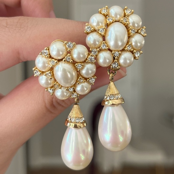 Vintage Christian Dior Cluster Pearl Rhinestone Teardrop Drop Gold Clip Earrings - Picture 1 of 10